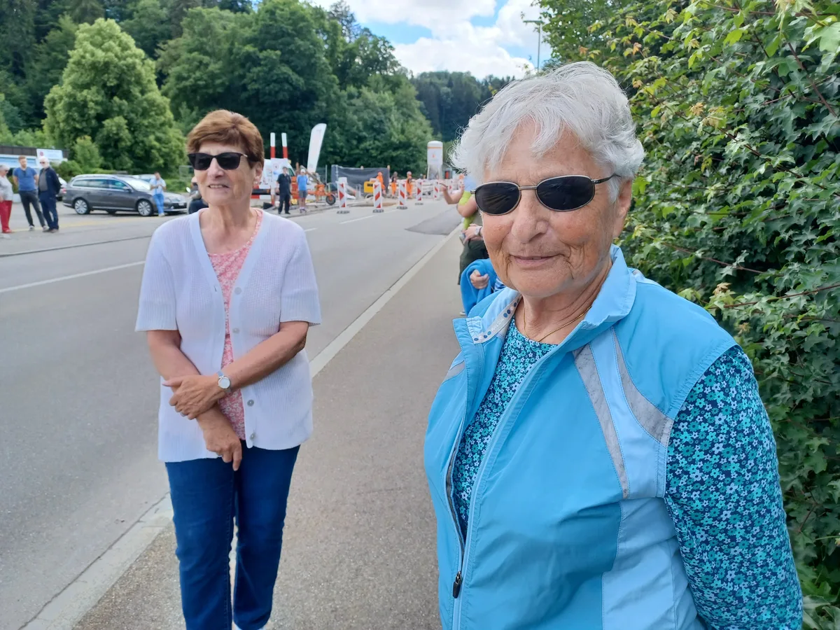 Zwei Frauen stehen am Strassenrand.